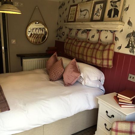 The Golden Pheasant Hotel 버포드 외부 사진